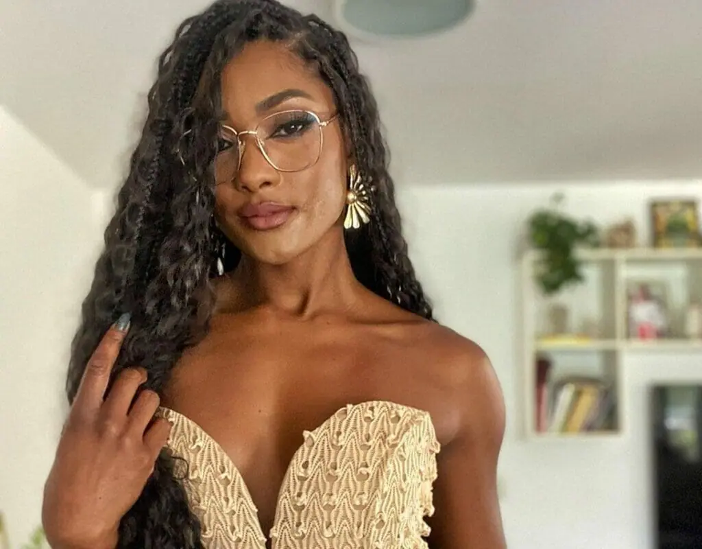 Erika Januza exibe corpaço usando biquíni fio-dental e detalhe chama atenção