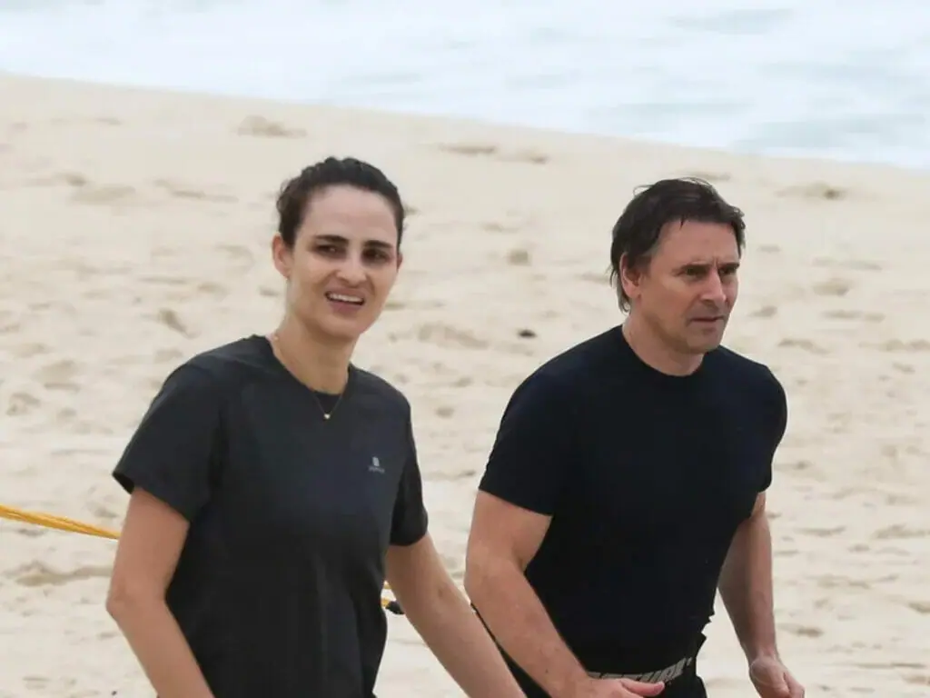 De sunga, Murilo Rosa realiza treino funcional na praia com a esposa, Fernanda Tavares