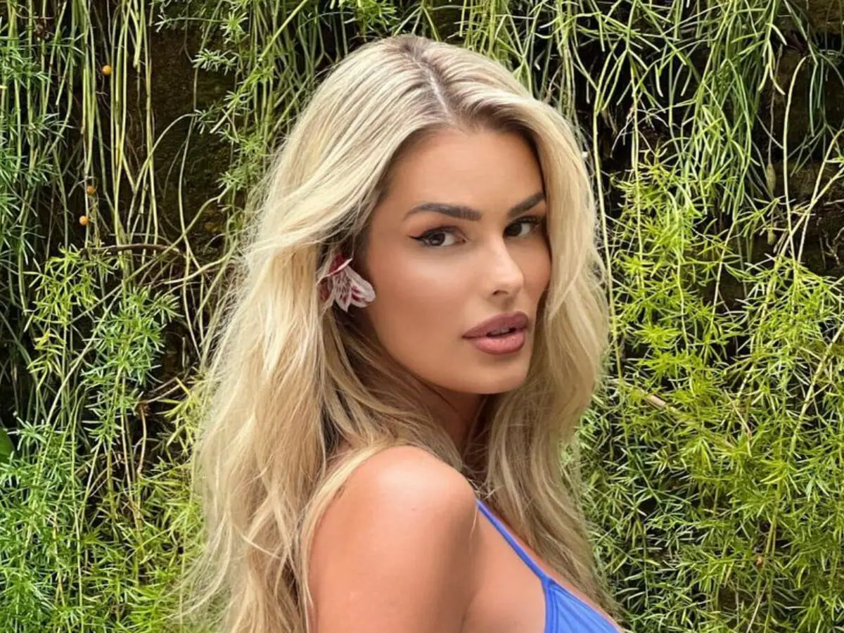 Yasmin Brunet exibe bumbum tatuado durante banho de mar: “Sereia do Brasil”