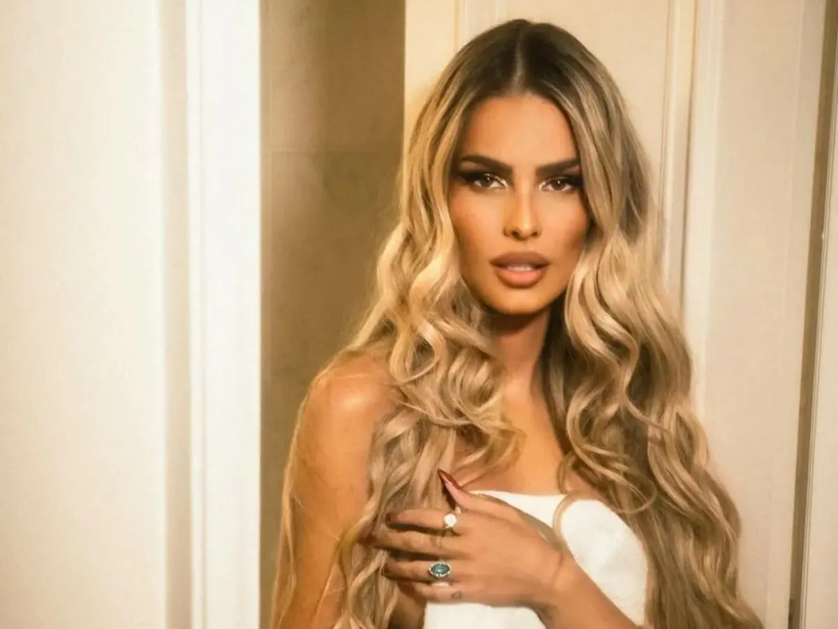 Yasmin Brunet deixa seguidores babando ao surgir apenas de toalha