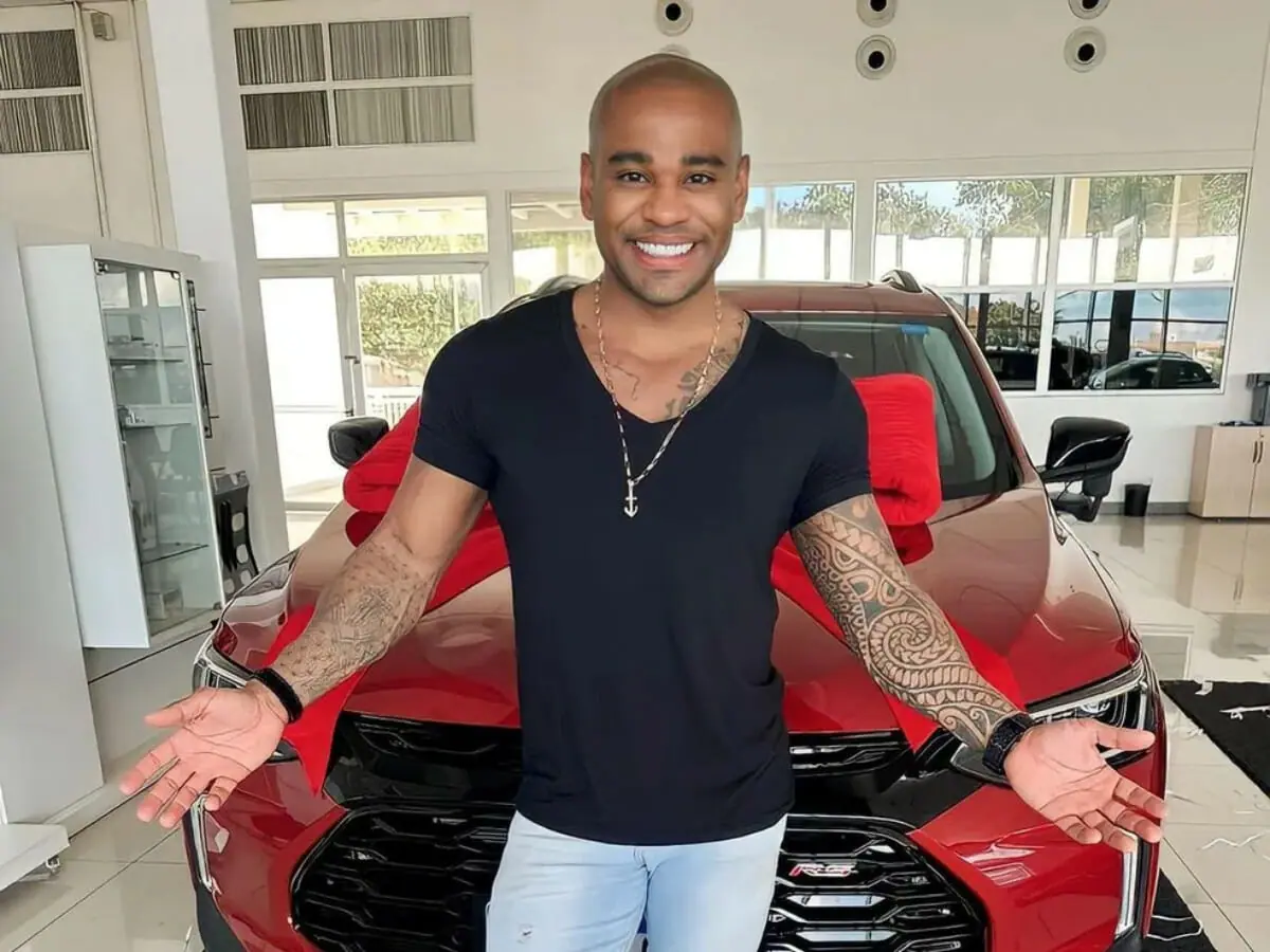 Cezar Black recebe carro que ganhou em prova do BBB23