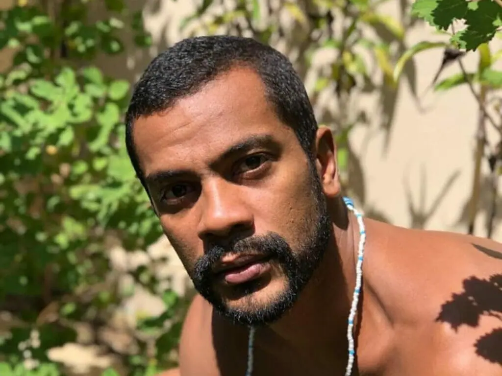 Fotos de Samuel de Assis pelado viralizam após ator de Vai na Fé dizer que adora ‘nudes’