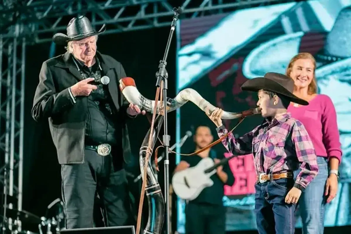 Menino de 8 anos toca berrante com Sérgio Reis durante show em Goiás