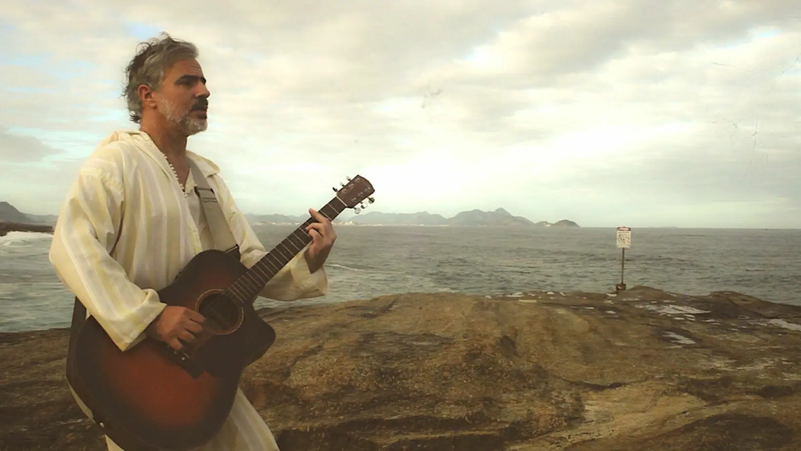 André Paixão, também conhecido como Nervoso, se entrega à calmaria com o lançamento do single ‘Litoral’