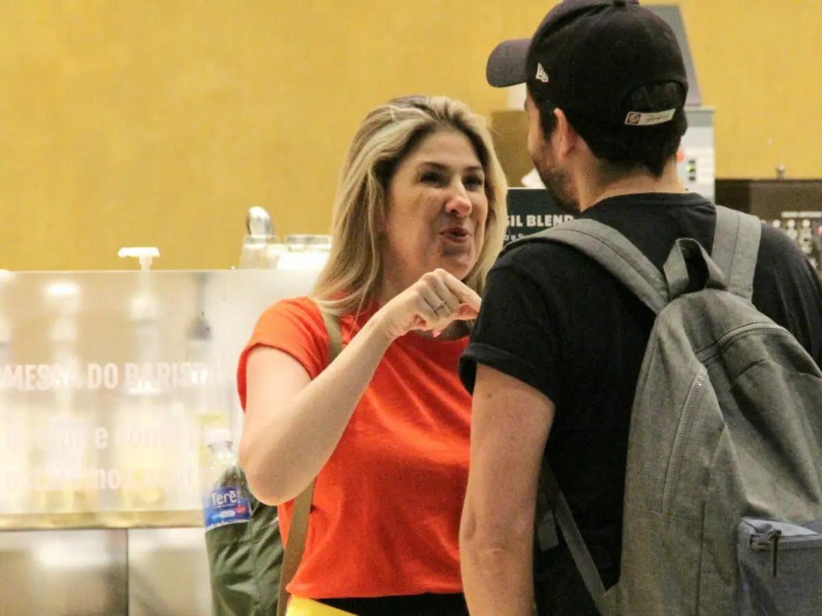 Dani Calabresa protagoniza momento quente com marido em aeroporto