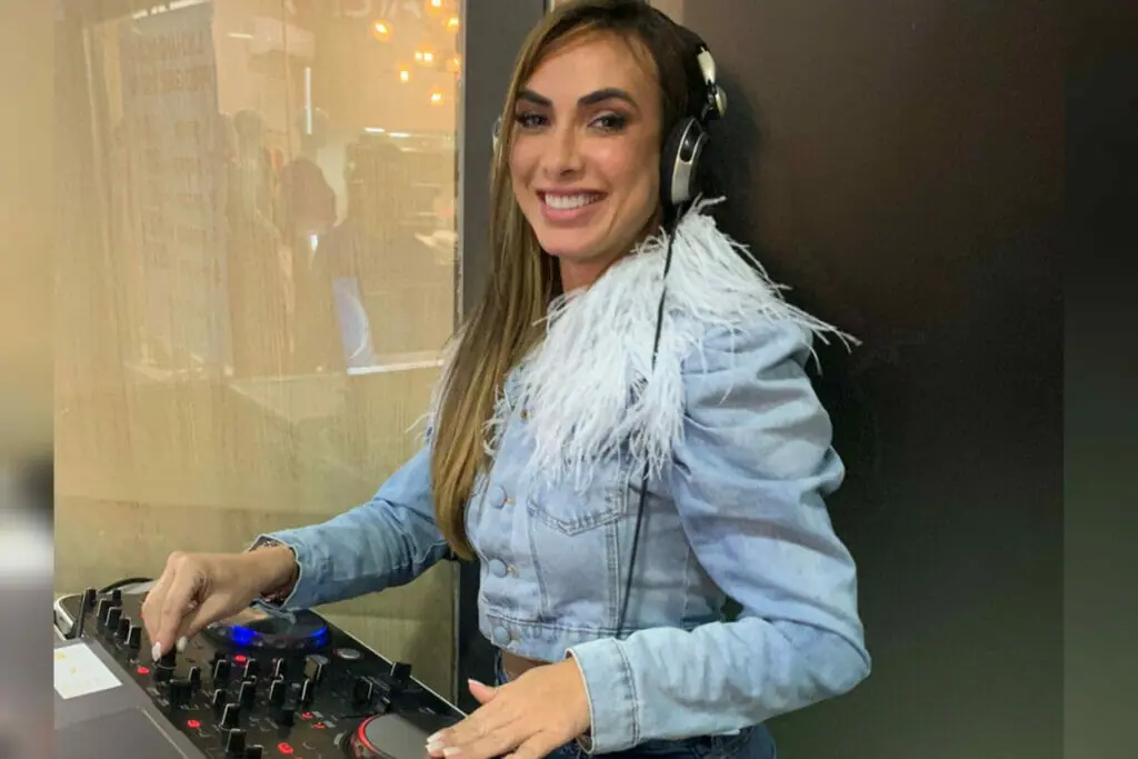 Nicole Bahls se arrisca como DJ em festa no Rio de Janeiro