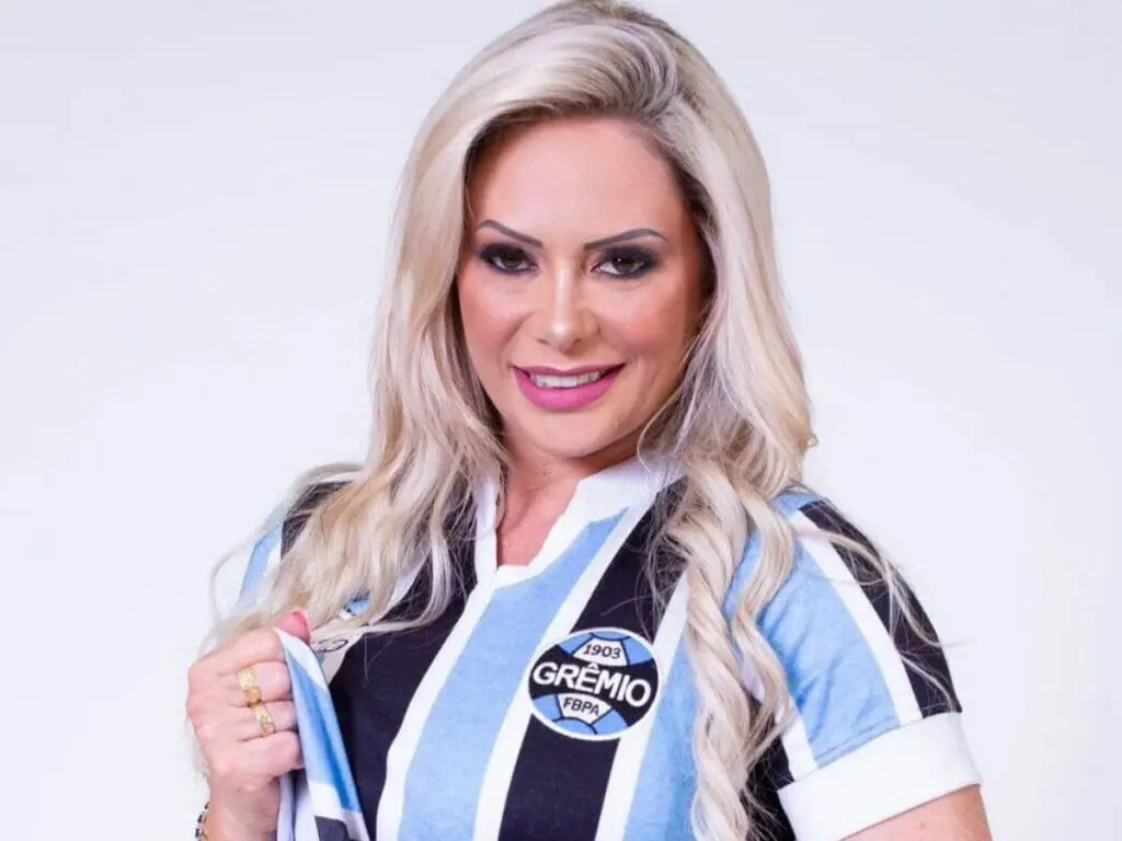 Musa do Grêmio seduz com lingerie azul e exibe corpaço espetacular