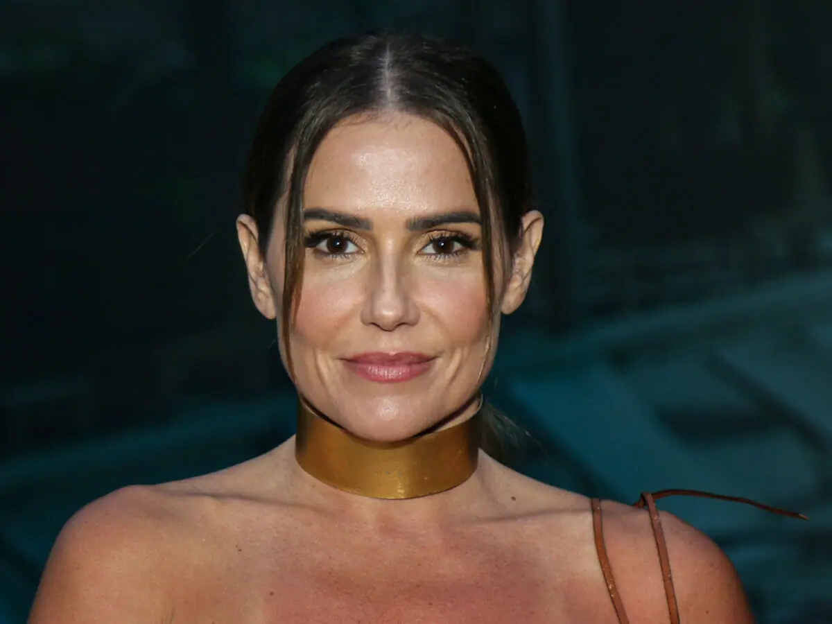 Deborah Secco aposta em biquíni transparente em cliques e corpo de ‘boneca’ impressiona