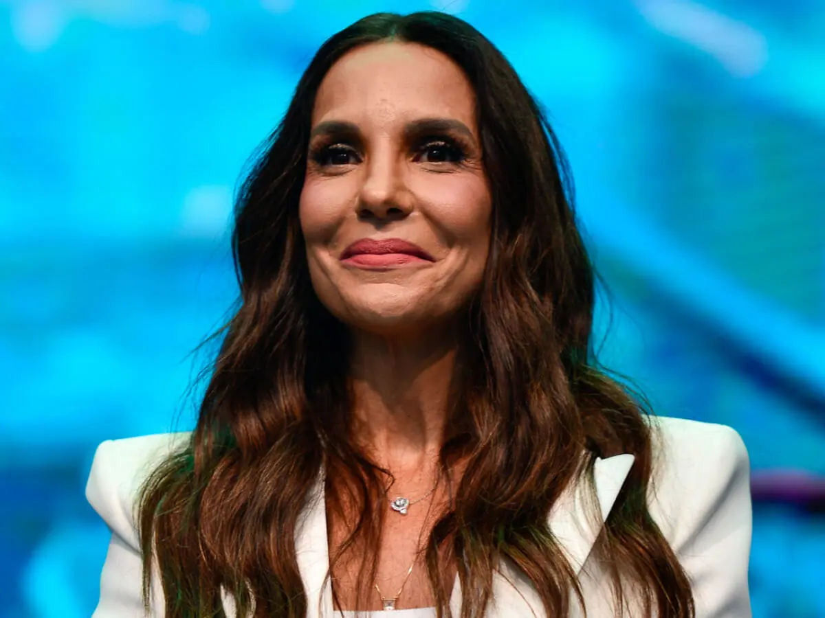 Ivete Sangalo surge com vestido vermelho colado ao corpo e causa frisson em evento