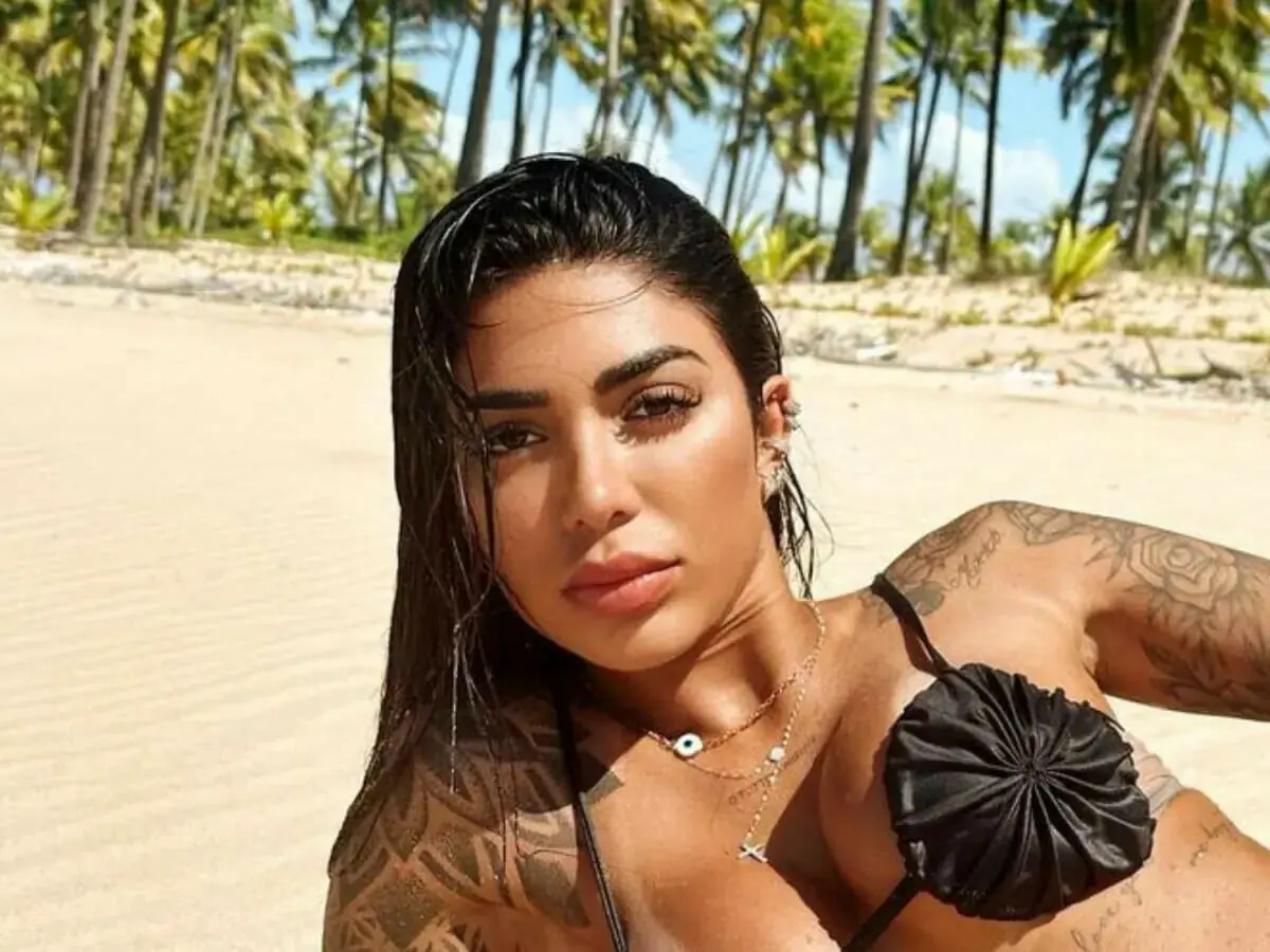 De biquíni, irmã de Gabigol mostra o bumbum no espelho e ex-BBB comenta: “Gostosa”