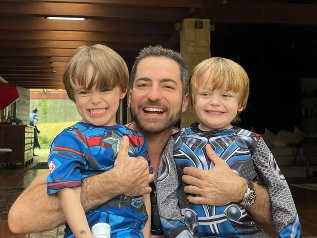 Thales Bretas com os filhos, Romeu e Gael