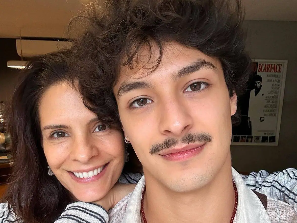 Namorada do filho de Helena Ranaldi posa apenas de biquíni e rouba a cena na web