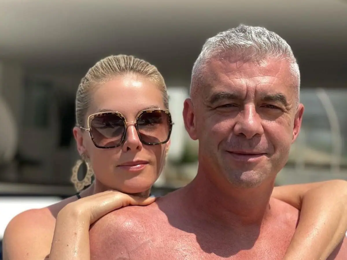 De maiô, Ana Hickmann surge em clima de romance com Alexandre Correa na piscina e celebra aniversário do marido