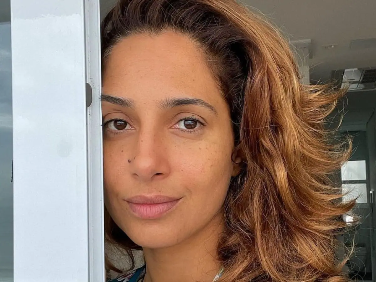 Camila Pitanga, a Bebel de ‘Paraíso Tropical’, usa biquíni estiloso durante banho de mangueira e incendeia o clima na web