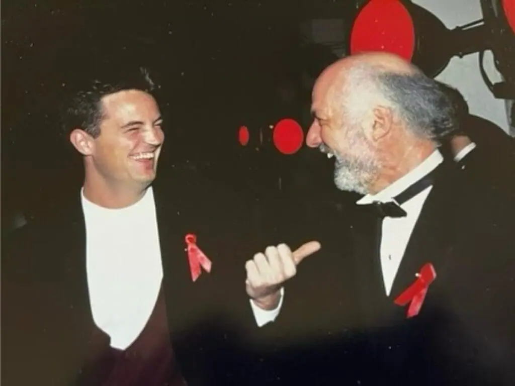 O diretor de 'Friends', James Burrows, com Matthew Perry