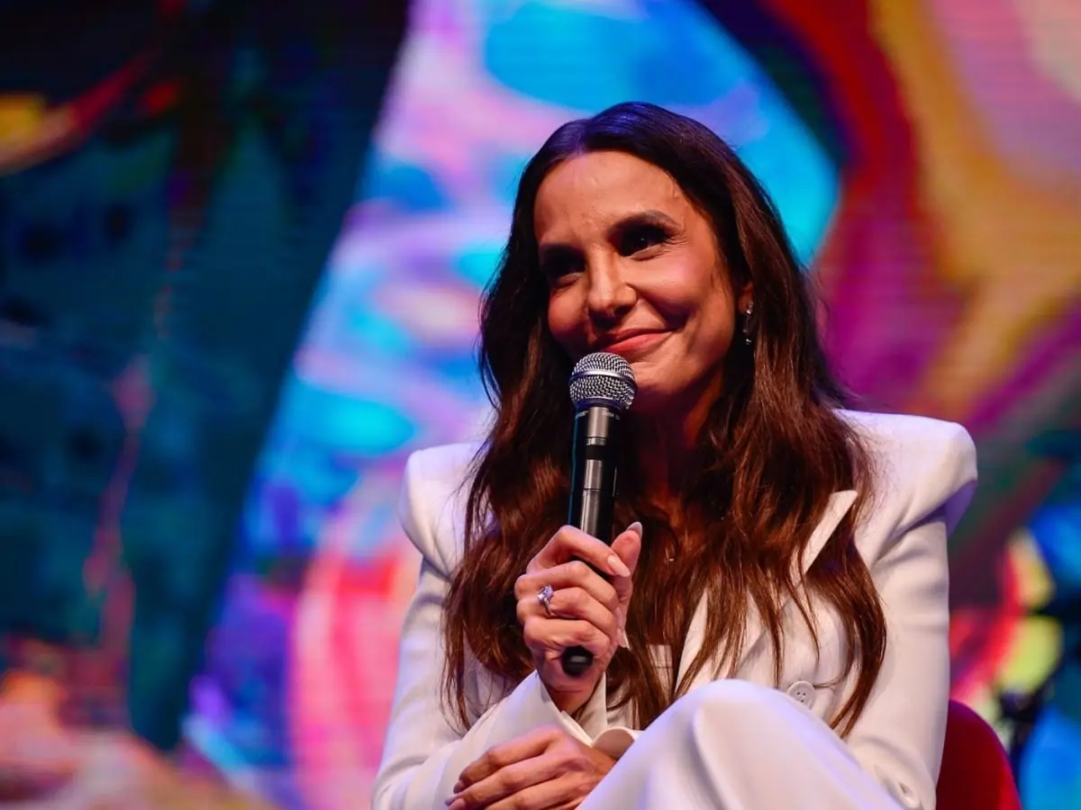 Ivete Sangalo surge de biquíni e famosos reagem: ‘Nossa sereia’