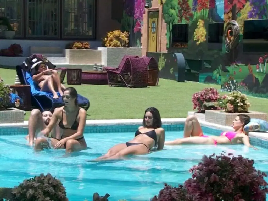 Alane Beatriz e Deniziane na piscina do BBB 24