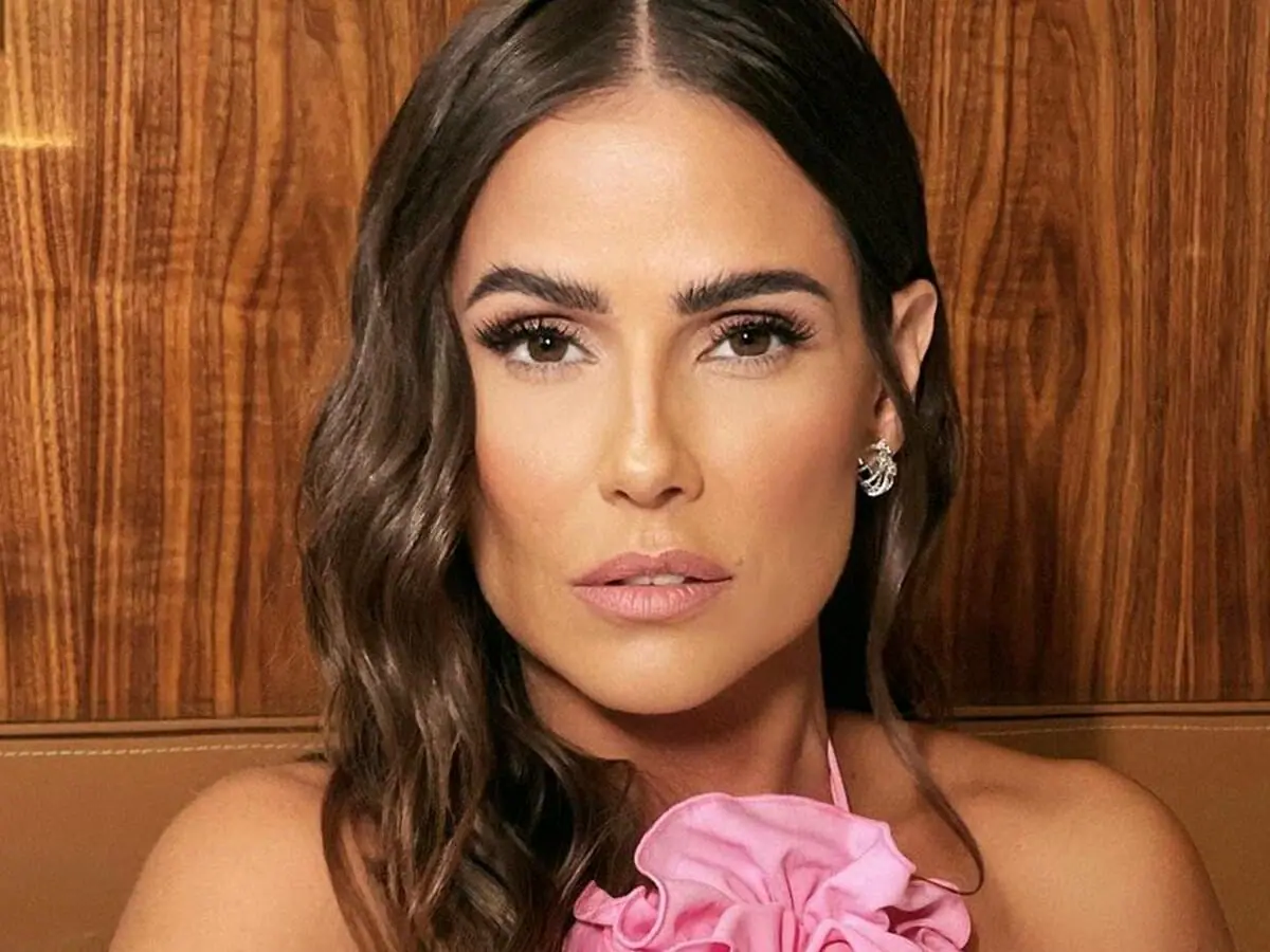 Poderosa, Deborah Secco posa de biquíni e arranca suspiros na web: “Quente”