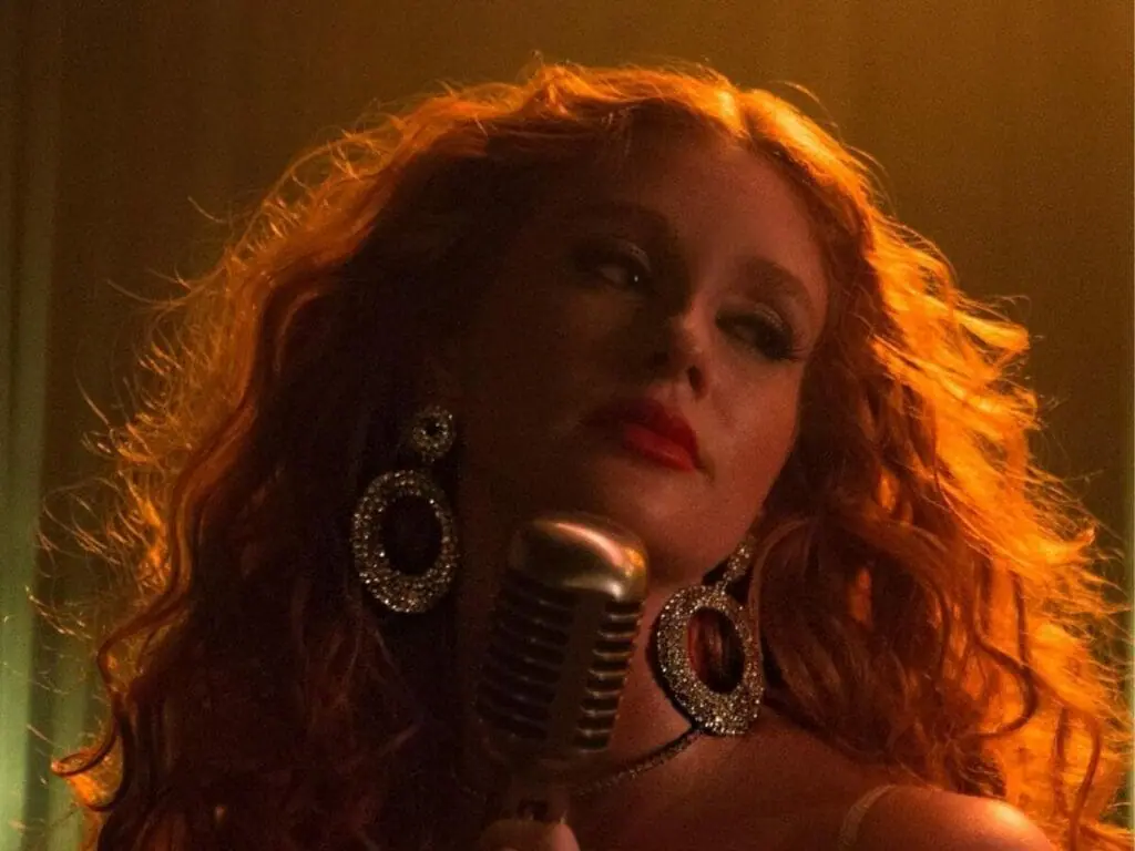 Marina Ruy Barbosa aparece seminua em cena ousada de ‘Rio Connection’, série do Globoplay