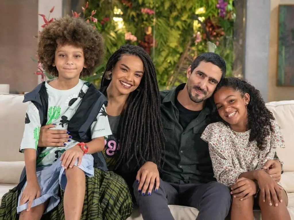 Pudim (Antônio Caramelo), Paulina (Lucy Ramos), Tom (Renato Góes) e Laurinha (Sophia Rosa) em 'Família é Tudo'