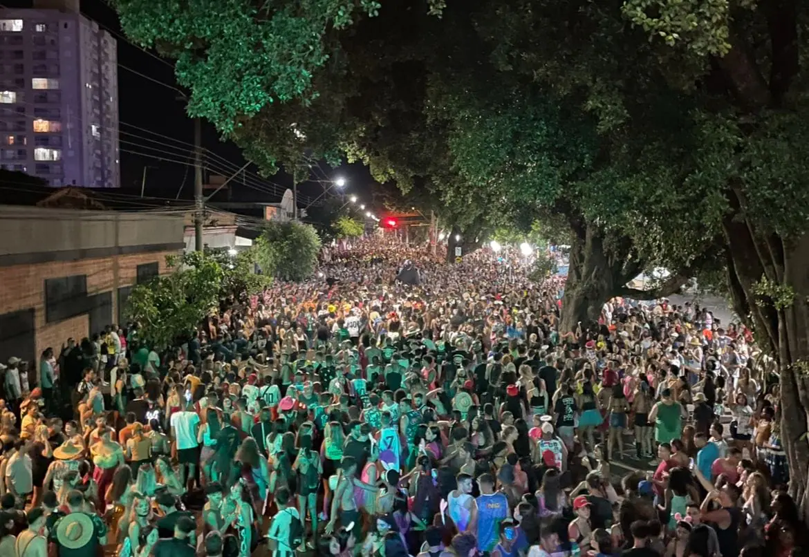 Foto Os emblemáticos Blocos do Boi “Boizão” e Boi Infanto Juvenil transformaram as ruas de Porto Ferreira em um verdadeiro mar de alegria, atraindo mais de 25 mil foliões durante o domingo de Carnaval. Celebrando 90 e 49 anos de tradição, respectivamente, os blocos consagrados foram os protagonistas de uma noite que ficará gravada na história da cidade. Em meio aos festejos do centenário do Carnaval local, a atmosfera vibrante foi evidenciada pela energia contagiante desses dois blocos, que se destacam como os mais antigos e tradicionais da região. Sua longevidade serve de inspiração para os novos blocos emergentes. Foto divulgação