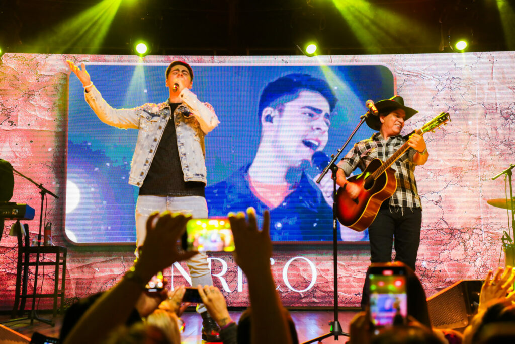 Chitãozinho canta com o filho Enrico em seu primeiro show da carreira