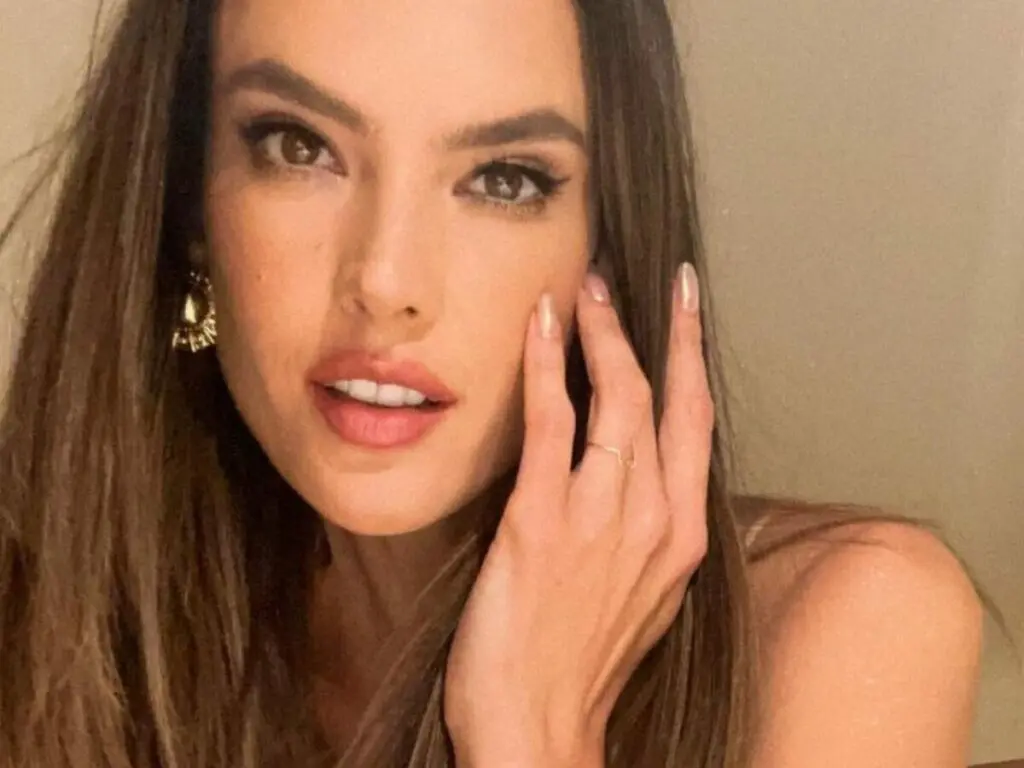 De biquíni, Alessandra Ambrosio exibe bumbum pra cima e coleciona elogios