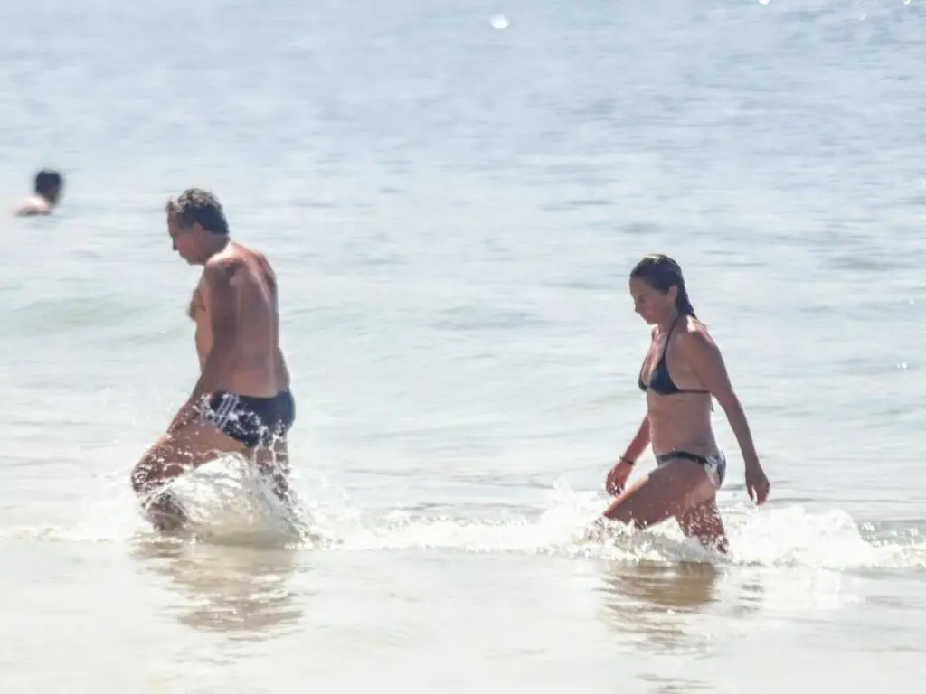 Andrea Beltrão na praia com o marido, Maurício Farias