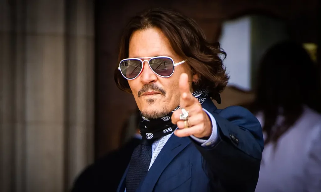 Johnny Depp vive o rei da França Luis XV no filme Jeanne Du Barry