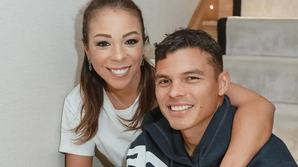 Esposa de Thiago Silva pede dinheiro na rua e é esculachada