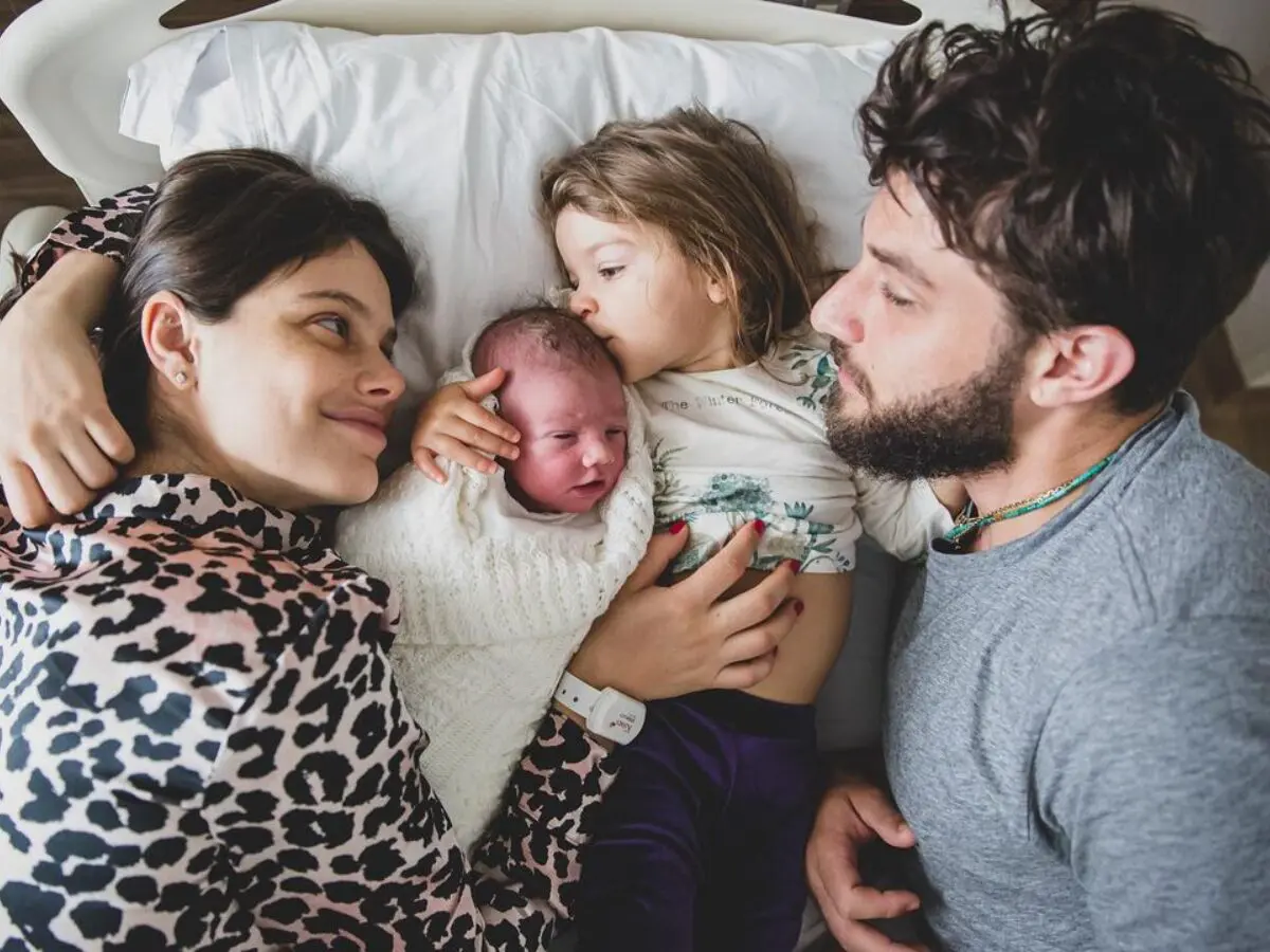 Laura Neiva, Chay Suede e os filhos, Maria e José