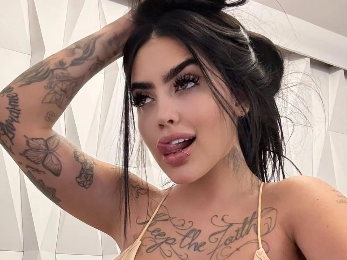 MC Mirella posta foto seminua e bumbum tatuado chama atenção