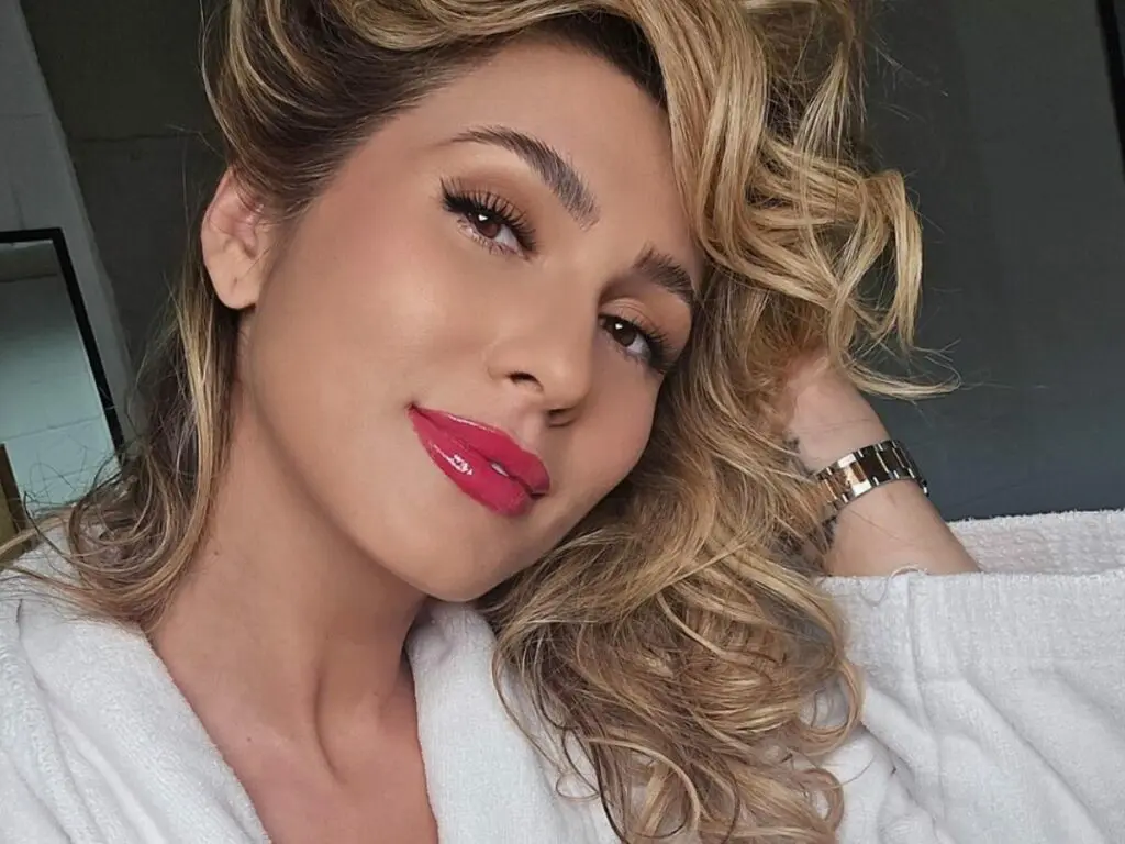 No México, Lívia Andrade surge de biquíni e exibe corpo de ‘boneca’