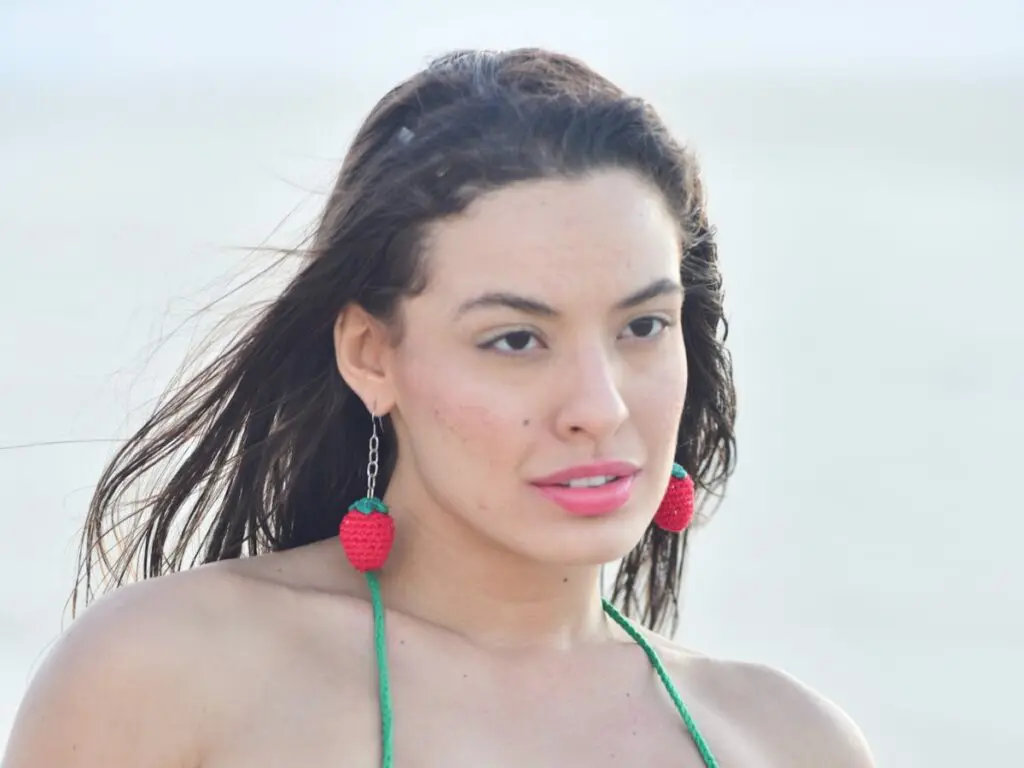 Ex-BBB Beatriz Reis causa ao posar com biquíni de ‘morangos’ nos Lençóis Maranhenses