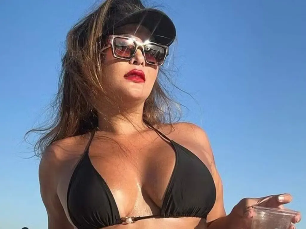 Após ser insultada, Geisy Arruda toma chá na praia