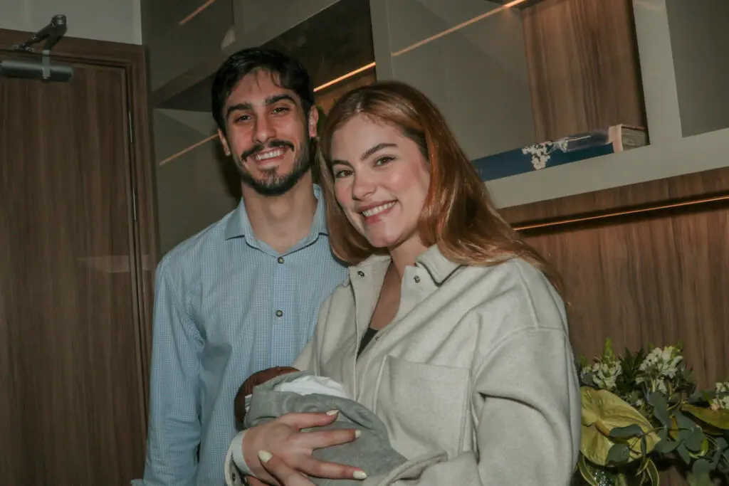 Bruna Hamú com o filho Joaquim e o marido Leo Feltrim