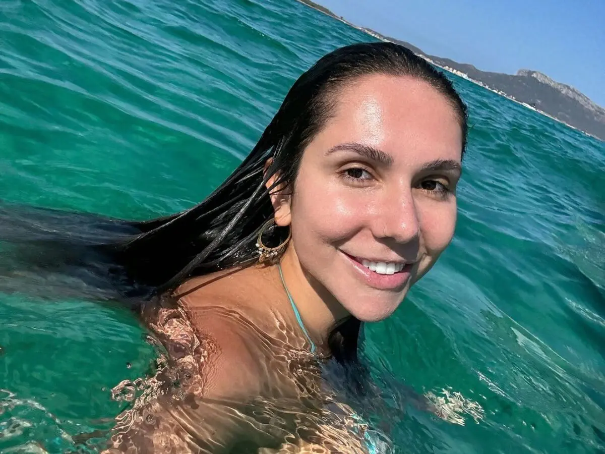 Carolina Portaluppi, filha de técnico do Grêmio, elege biquíni azul sem alça para tomar banho de mar