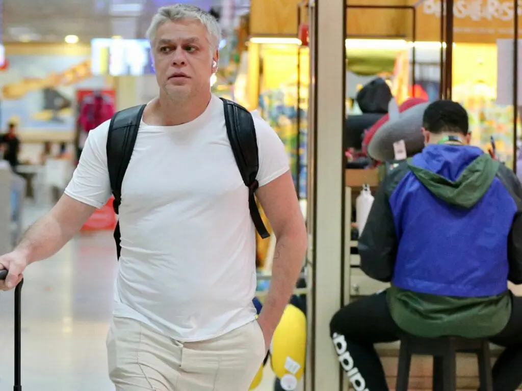 Em alta na Globo, Fábio Assunção atrai olhares em aeroporto no Rio