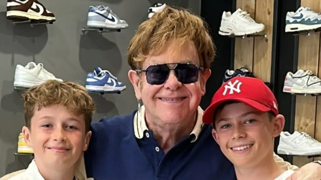 Elton John é acusado de fazer xixi em lugar inusitado; saiba qual