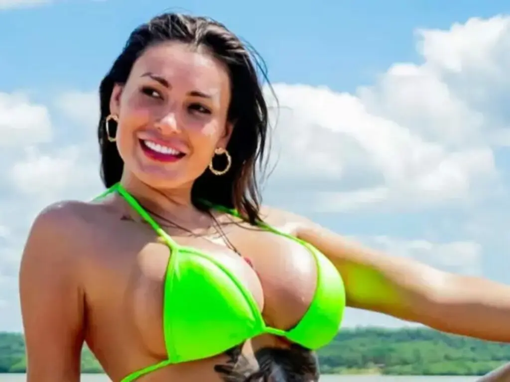 Andressa Urach quer terceiro seio para criar conteúdo com língua de cobra