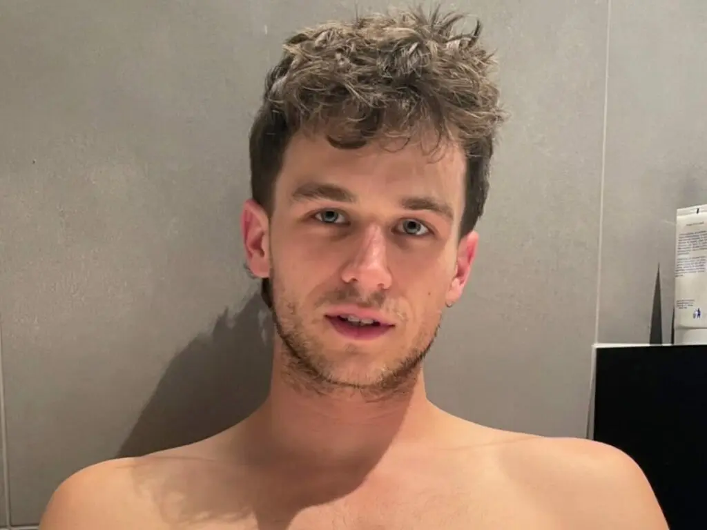 Internautas reagem aos supostos nudes de Brandon Flynn, ator de ’13 Reasons Why’