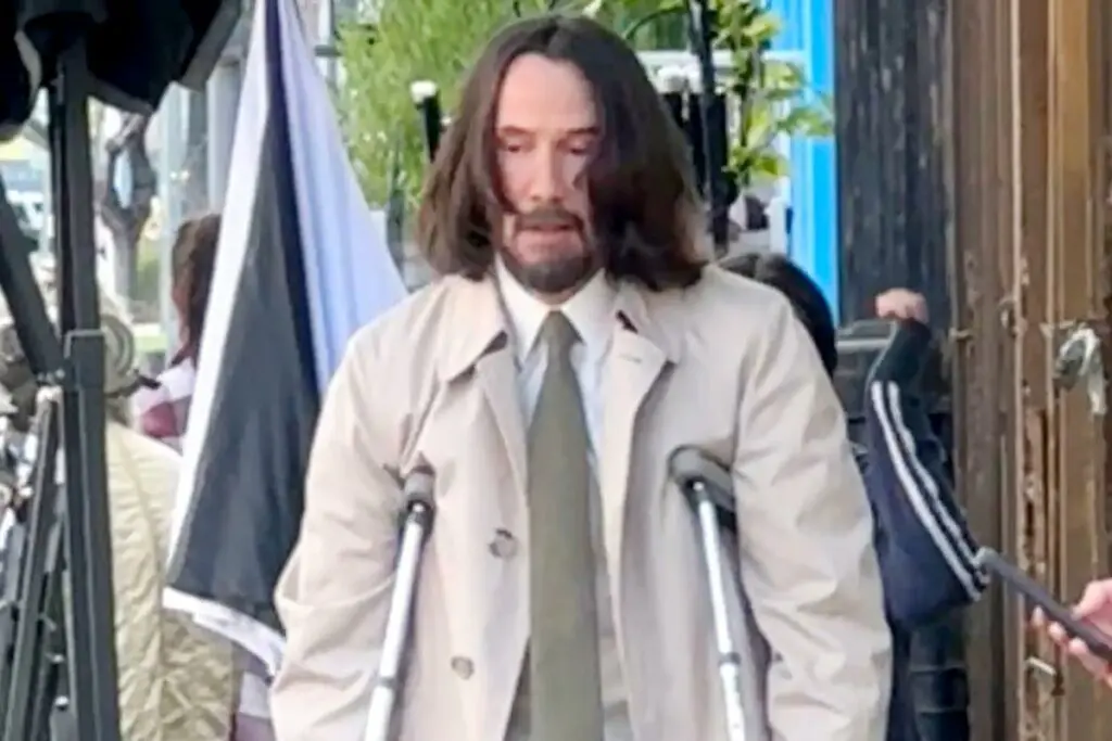 Keanu Reeves finalmente EXPLICA ACIDENTE E MULETAS