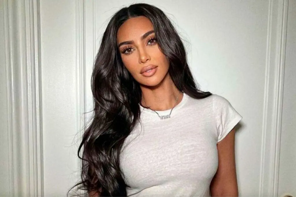 Kim Kardashian exibe corpo escultural de biquíni em novas fotos no México