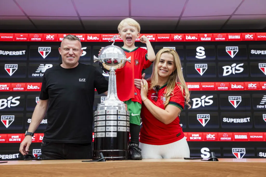 Vinicius Capeleto com a mãe, Cíntia Lino, e o pai, Vinícius Capeleto