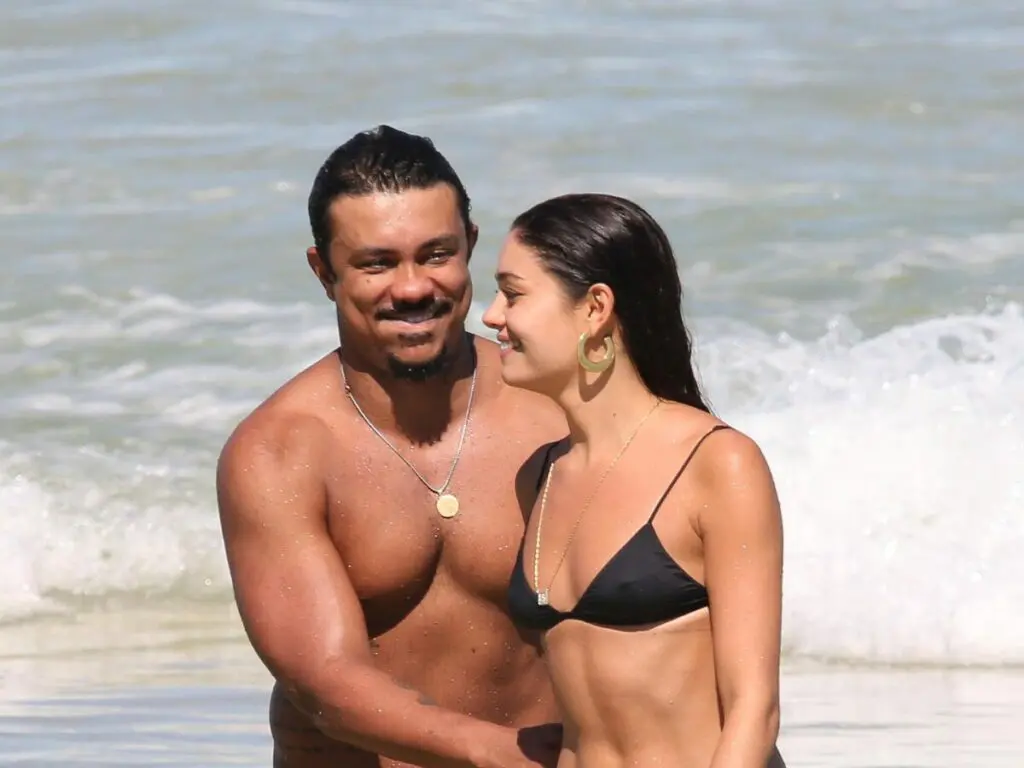 Casalzão! Sophie Charlotte e Xamã são fotografados em clima de romance na praia