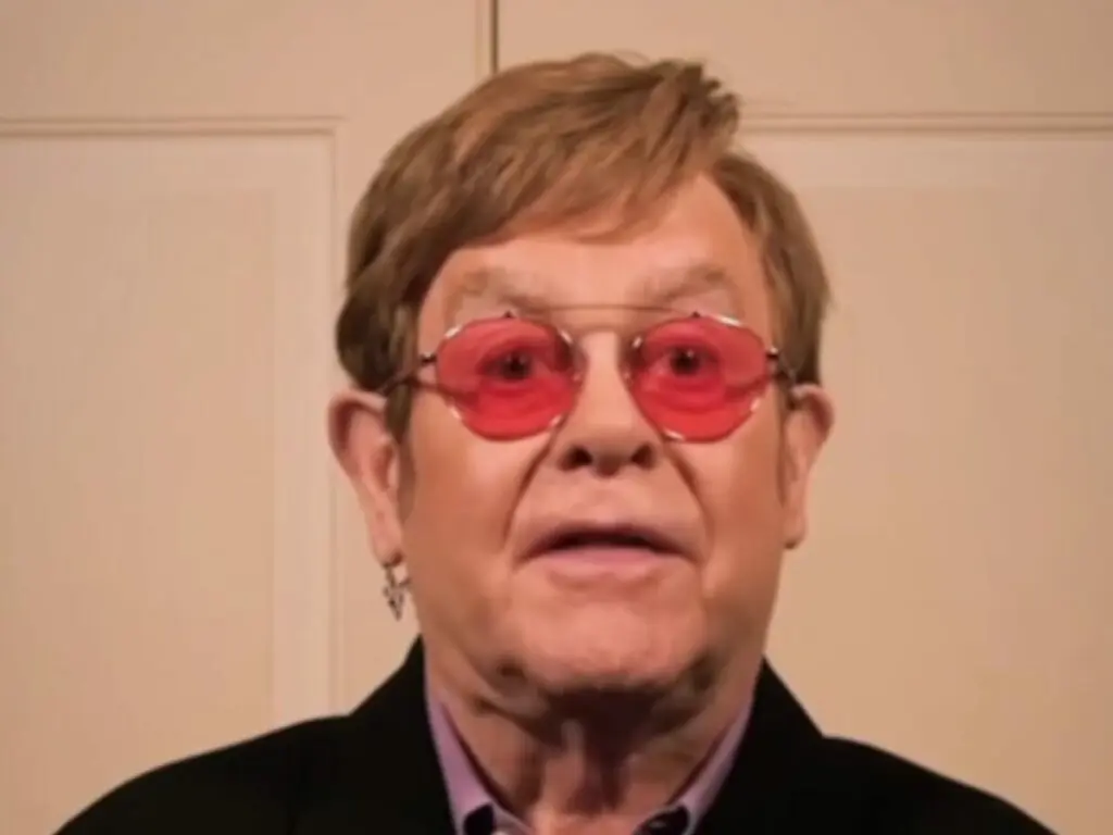 Elton John assusta fãs ao revelar infecção severa no olho e admite ‘lentidão’ no tratamento