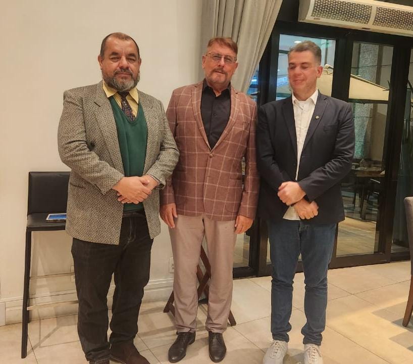 Da esquerda para a direita na foto, Miguel Oliveros, CEO de uma das empresas de Fernando no Peru, no meio o Sr. Serguei Goreslavskiy, presidente do banco Russo e Fernando Manholér a direita da foto.