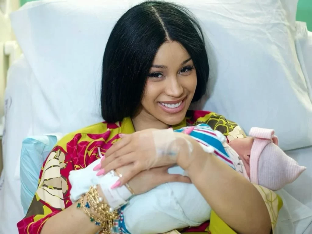 Cardi B e a filha recém-nascida