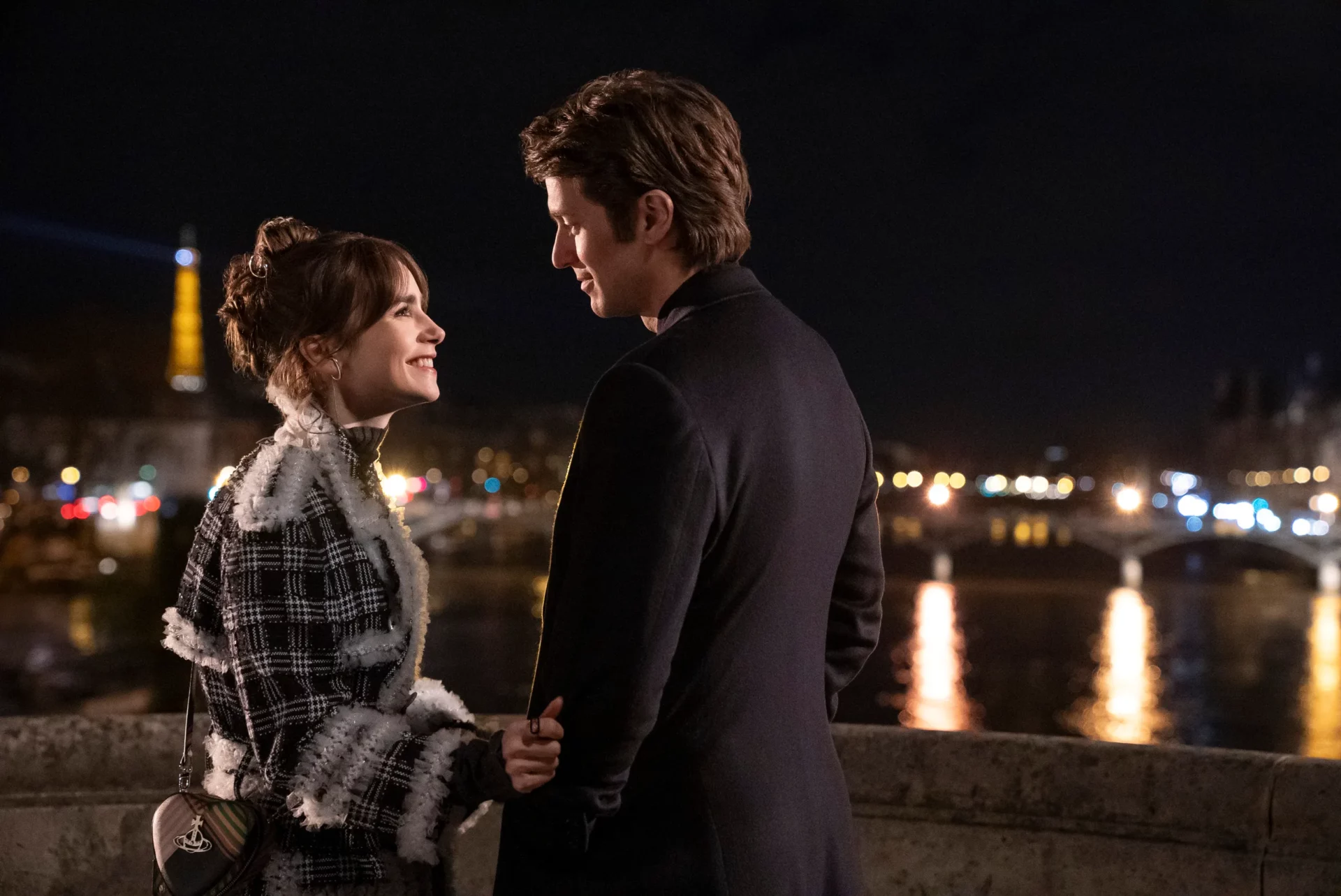 Lily Collins e Lucas Bravo numa cena de Emily em Paris