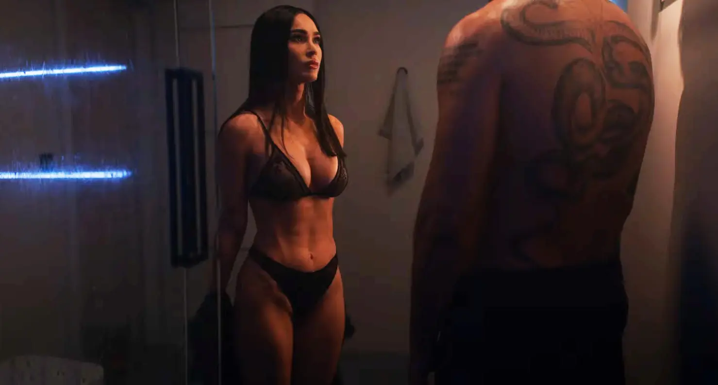 Megan Fox numa cena do filme Subserviente